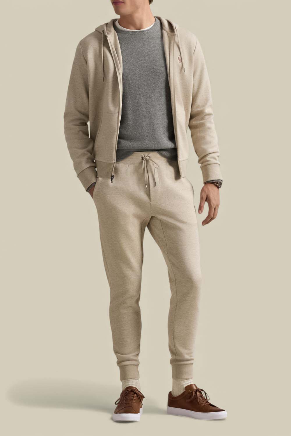 תמונת כל הלוק של סווטשירט קפוצ'ון